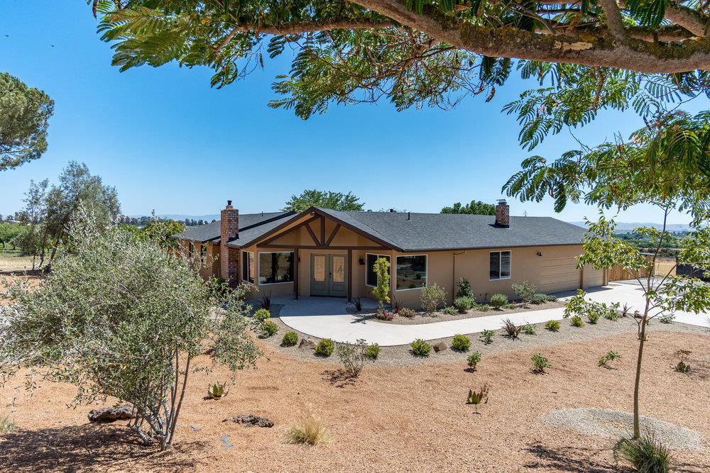 Detail Gallery Image 1 of 81 For 592 Foothill Rd, Hollister,  CA 95023 - 5 Beds | 3 Baths