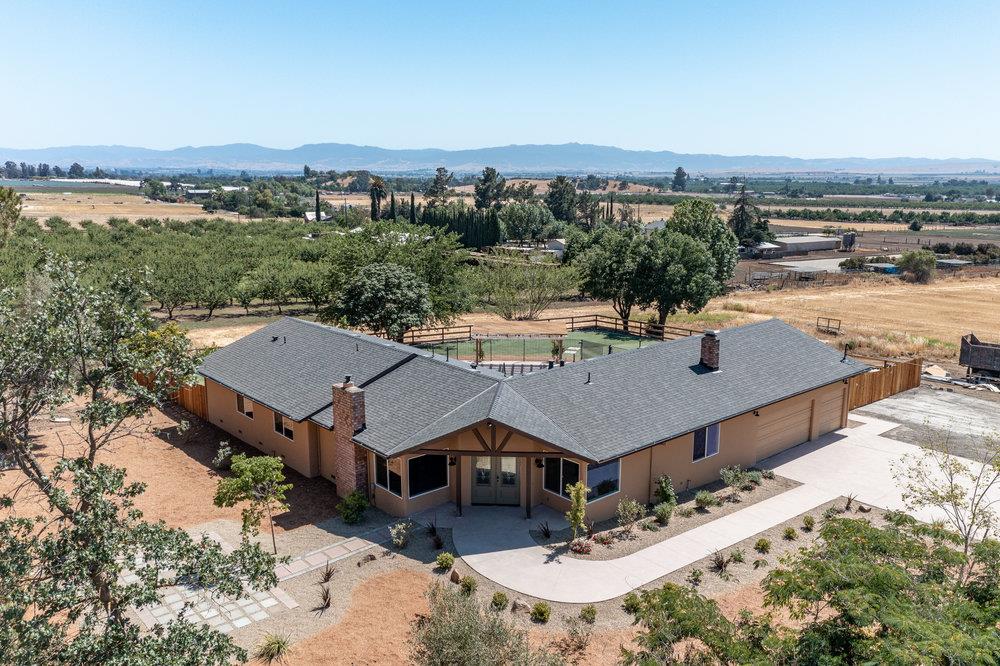 Detail Gallery Image 6 of 81 For 592 Foothill Rd, Hollister,  CA 95023 - 5 Beds | 3 Baths