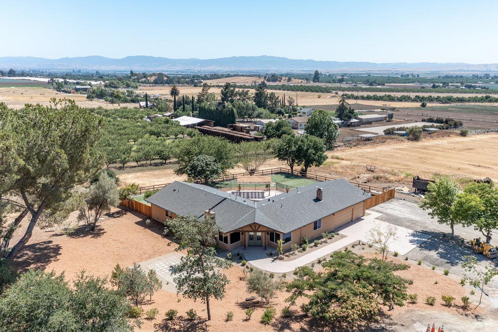 Detail Gallery Image 8 of 81 For 592 Foothill Rd, Hollister,  CA 95023 - 5 Beds | 3 Baths