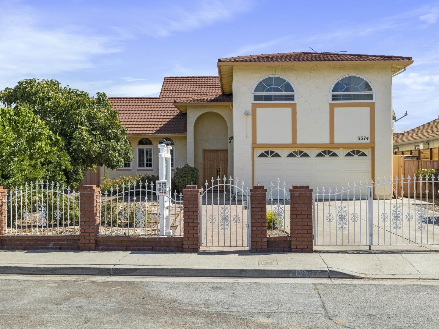 Detail Gallery Image 1 of 1 For 3374 Vangorn Way, San Jose,  CA 95121 - 4 Beds | 3 Baths