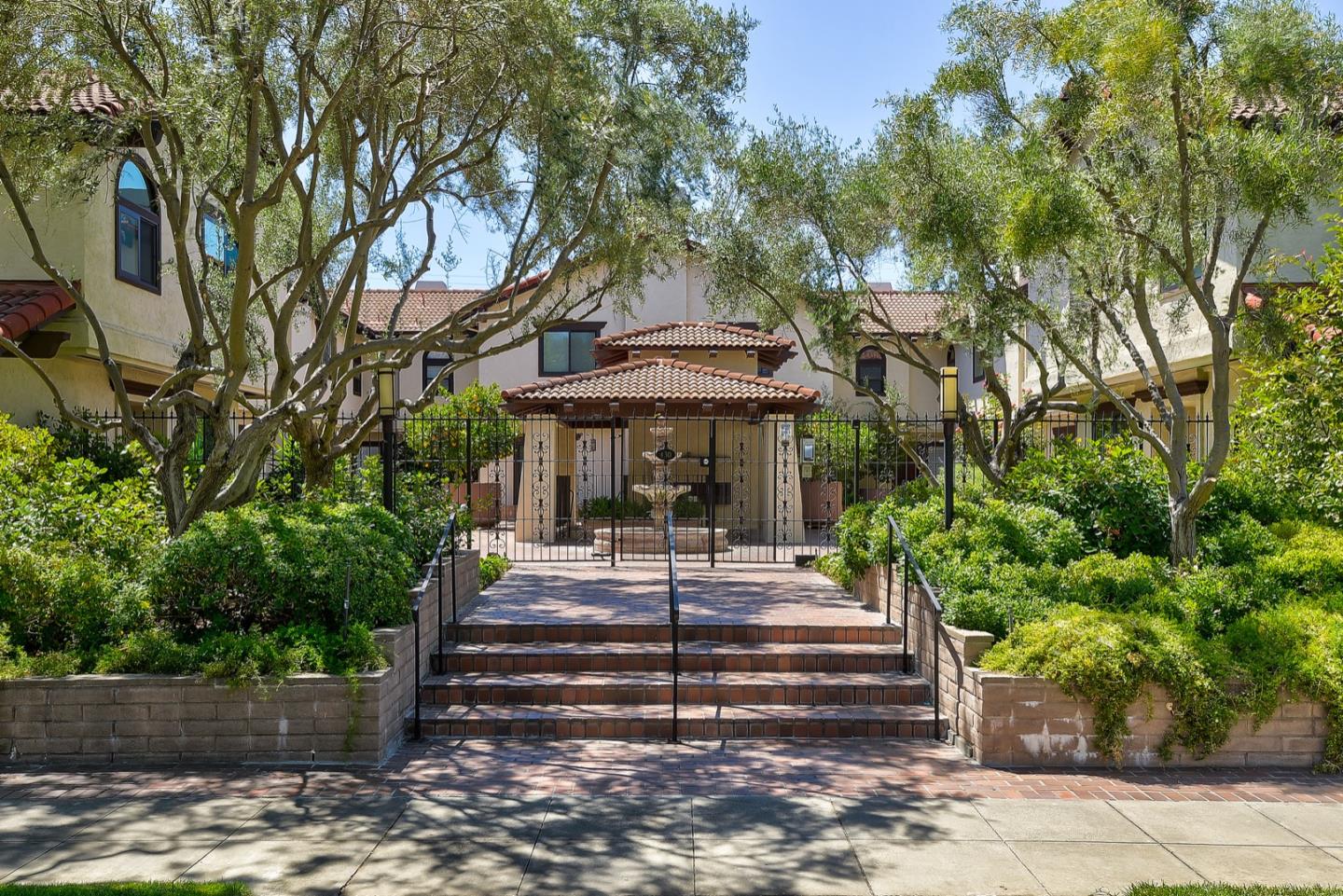 Detail Gallery Image 1 of 1 For 430 Lassen St #6,  Los Altos,  CA 94022 - 2 Beds | 2/1 Baths