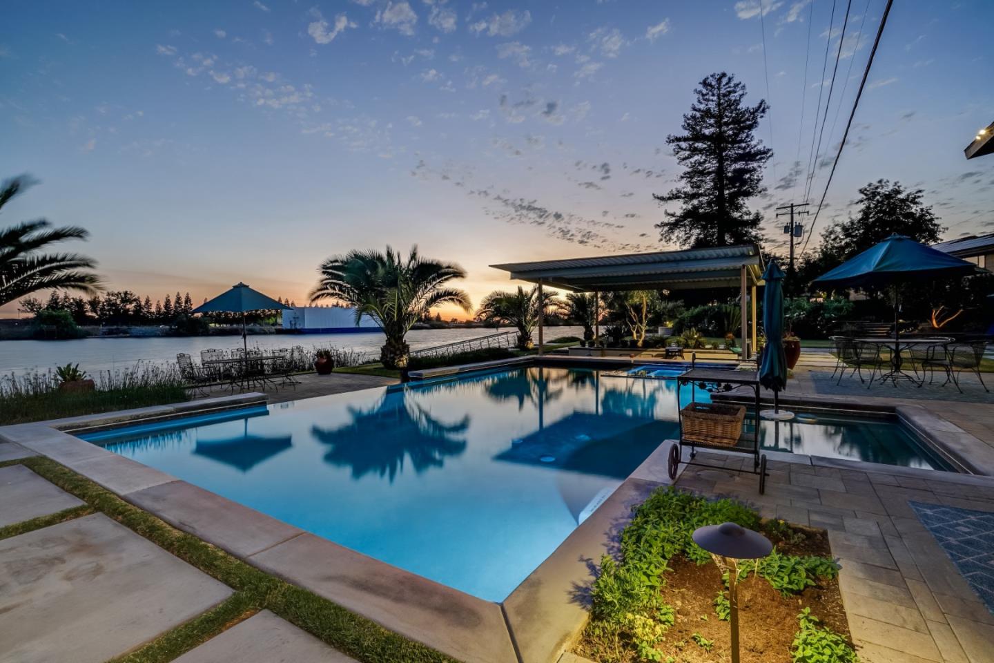 Detail Gallery Image 13 of 61 For 4469 Yacht Harbor Dr, Stockton,  CA 95204 - 4 Beds | 3/1 Baths