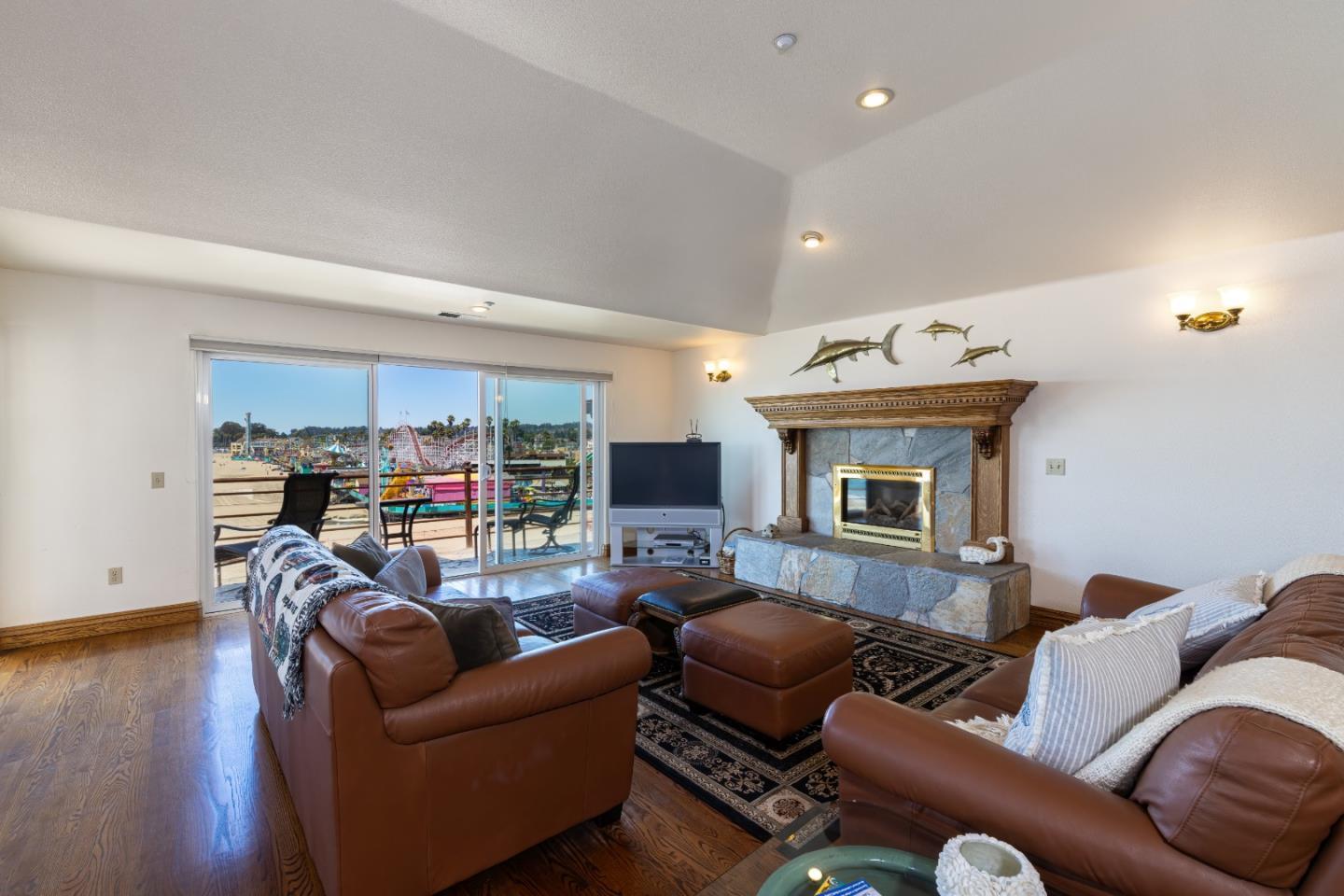 Detail Gallery Image 1 of 36 For 1148 E Cliff Dr, Santa Cruz,  CA 95062 - 6 Beds | 4 Baths