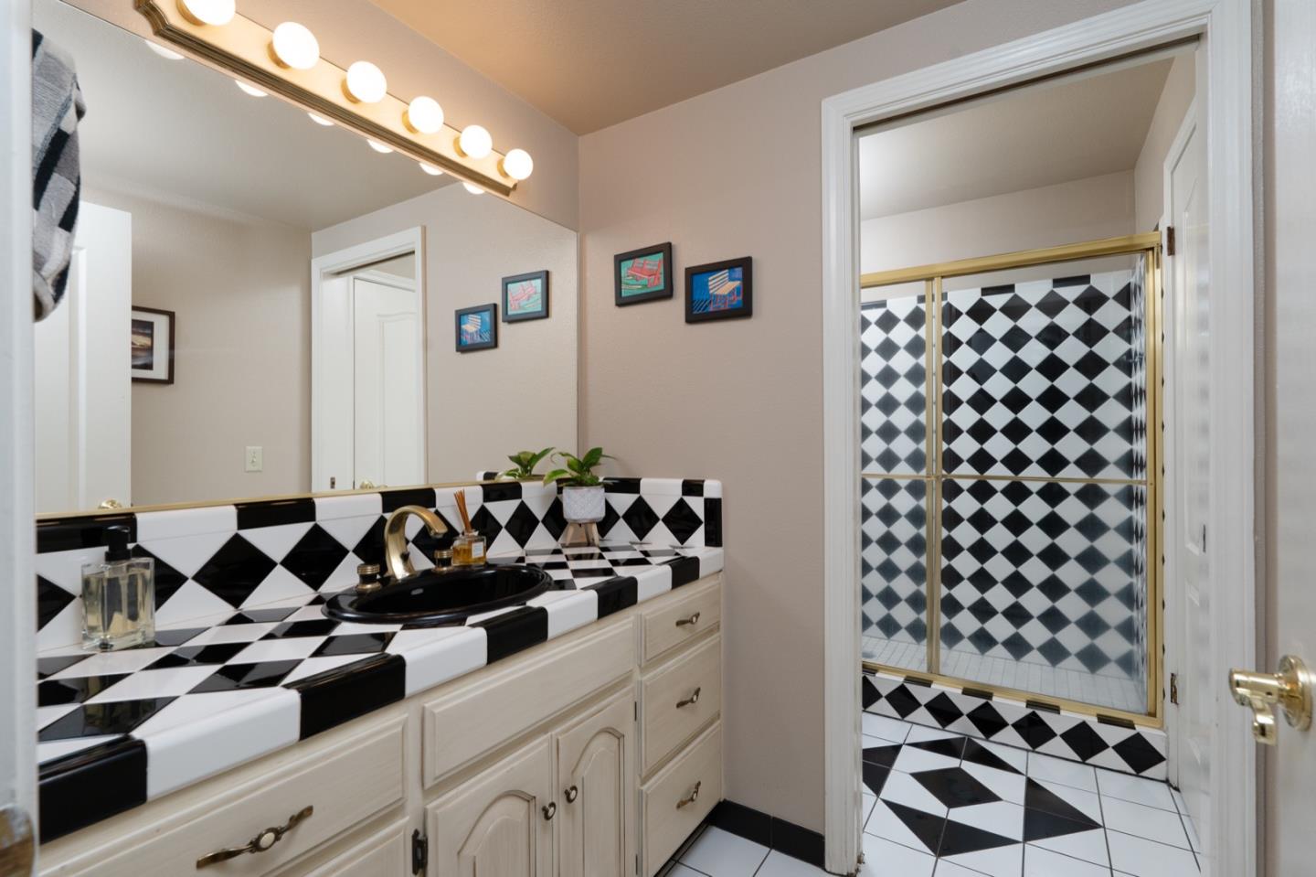 Detail Gallery Image 20 of 37 For 18423 Meadow Ridge Rd, Salinas,  CA 93907 - 3 Beds | 3 Baths