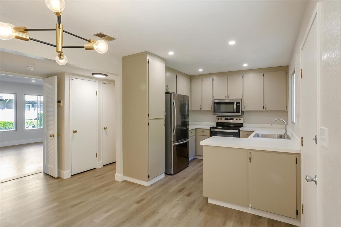 Detail Gallery Image 7 of 26 For 1031 Clyde Ave #803,  Santa Clara,  CA 95054 - 2 Beds | 2/1 Baths
