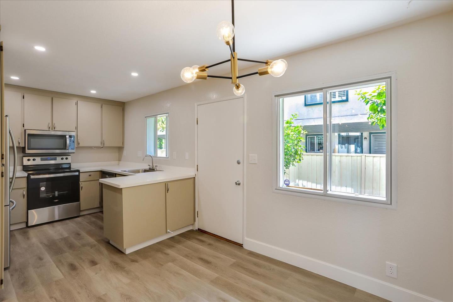 Detail Gallery Image 8 of 26 For 1031 Clyde Ave #803,  Santa Clara,  CA 95054 - 2 Beds | 2/1 Baths
