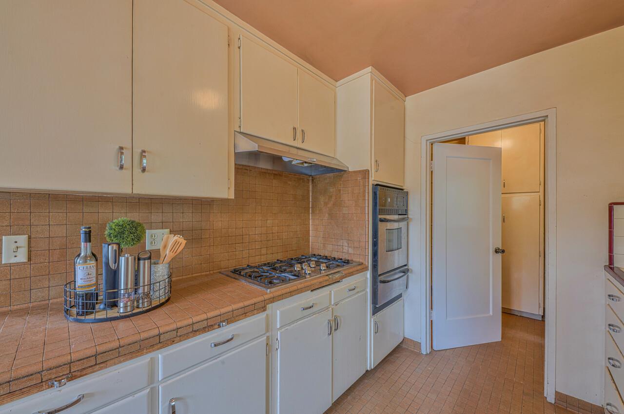 Detail Gallery Image 10 of 37 For 817 Congress Ave, Pacific Grove,  CA 93950 - 5 Beds | 2/1 Baths