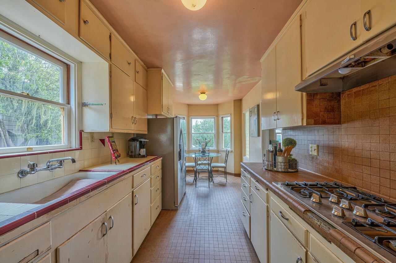 Detail Gallery Image 11 of 37 For 817 Congress Ave, Pacific Grove,  CA 93950 - 5 Beds | 2/1 Baths