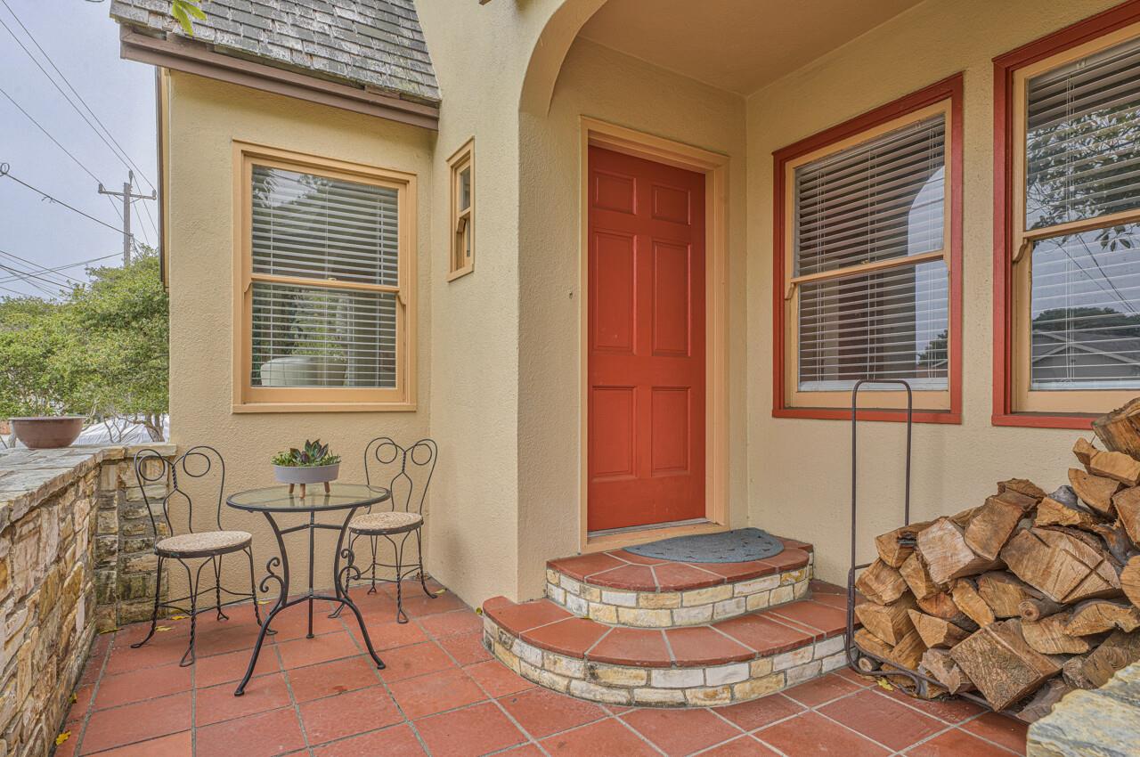 Detail Gallery Image 3 of 37 For 817 Congress Ave, Pacific Grove,  CA 93950 - 5 Beds | 2/1 Baths