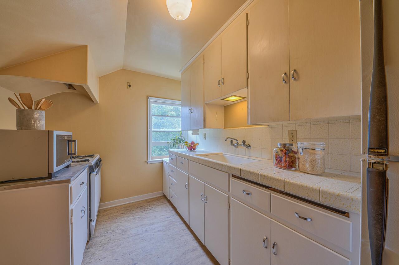 Detail Gallery Image 30 of 37 For 817 Congress Ave, Pacific Grove,  CA 93950 - 5 Beds | 2/1 Baths