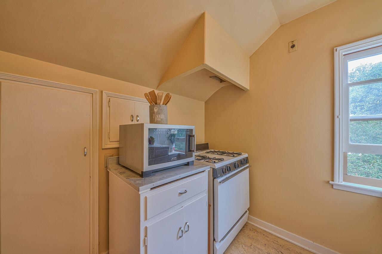 Detail Gallery Image 31 of 37 For 817 Congress Ave, Pacific Grove,  CA 93950 - 5 Beds | 2/1 Baths