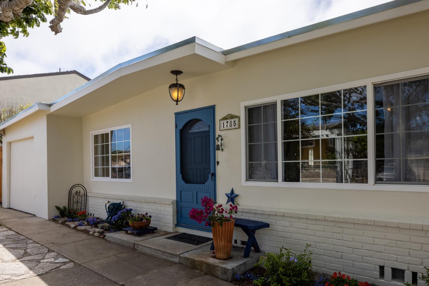 Detail Gallery Image 1 of 1 For 1785 Soto St, Seaside,  CA 93955 - 3 Beds | 1 Baths