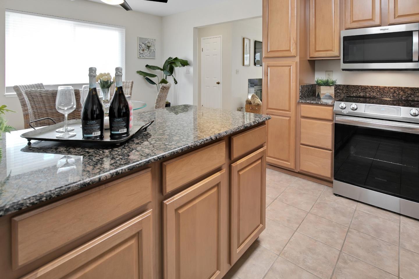 Detail Gallery Image 7 of 23 For 914 Boranda Ave #4,  Mountain View,  CA 94040 - 2 Beds | 1 Baths