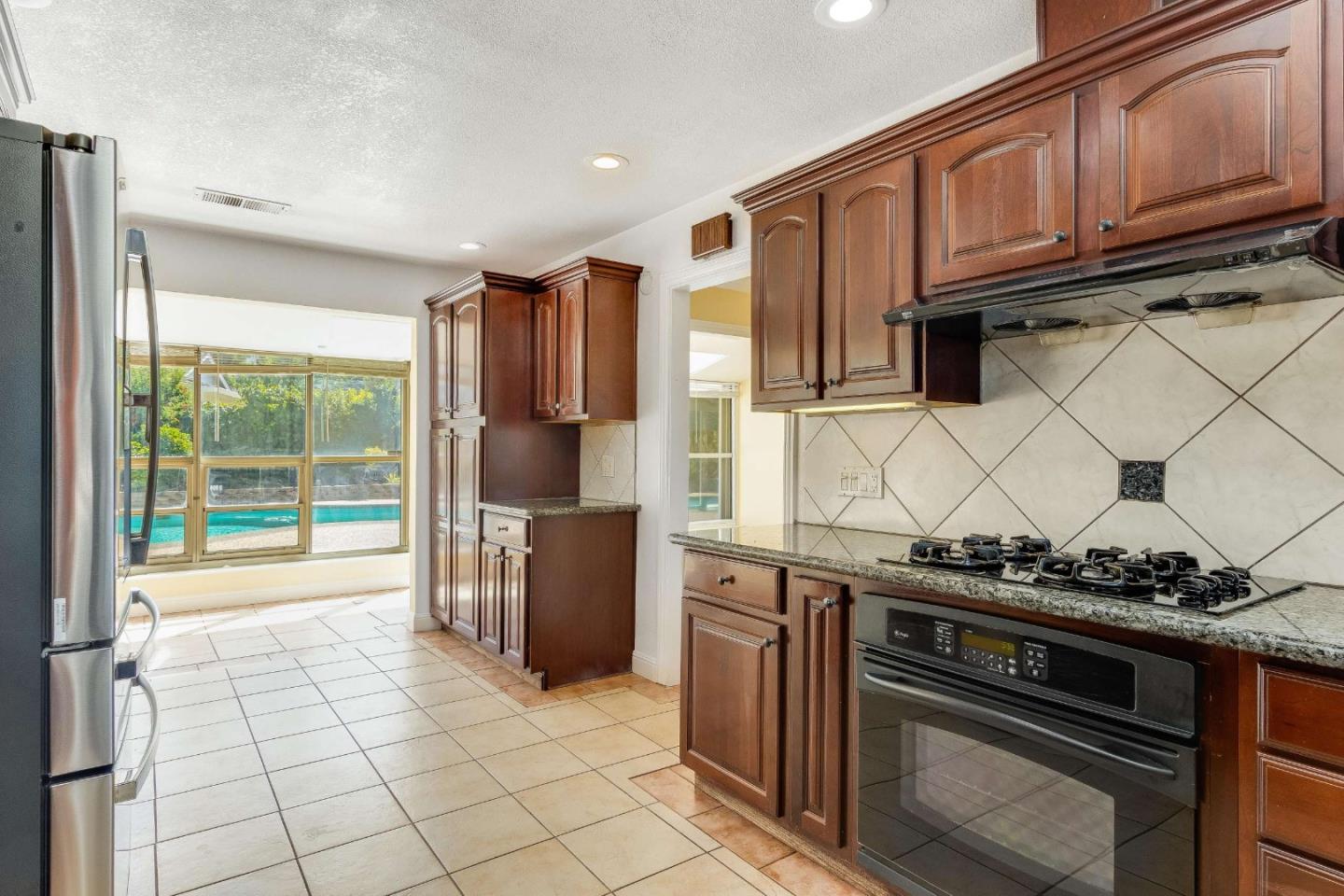 Detail Gallery Image 13 of 37 For 13946 Trinity Ct, Saratoga,  CA 95070 - 5 Beds | 2/1 Baths