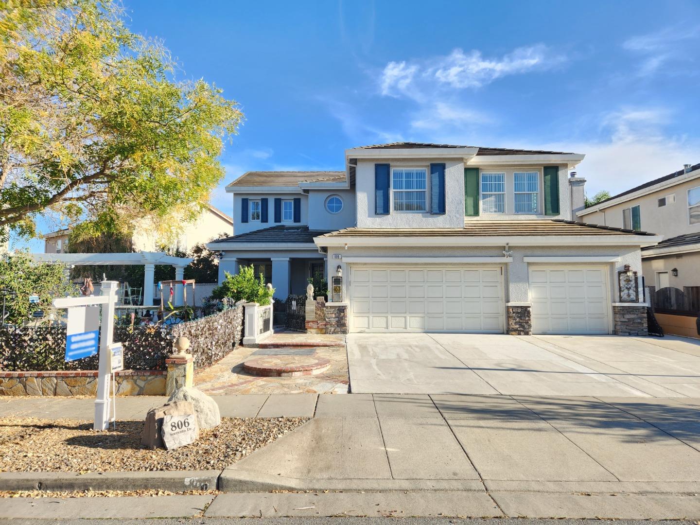 Detail Gallery Image 1 of 1 For 806 Sorrento Dr, Gilroy,  CA 95020 - 5 Beds | 3 Baths