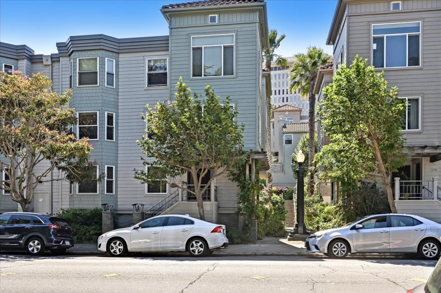 Detail Gallery Image 1 of 1 For 695 Frederick St, San Francisco,  CA 94117 - 3 Beds | 2 Baths
