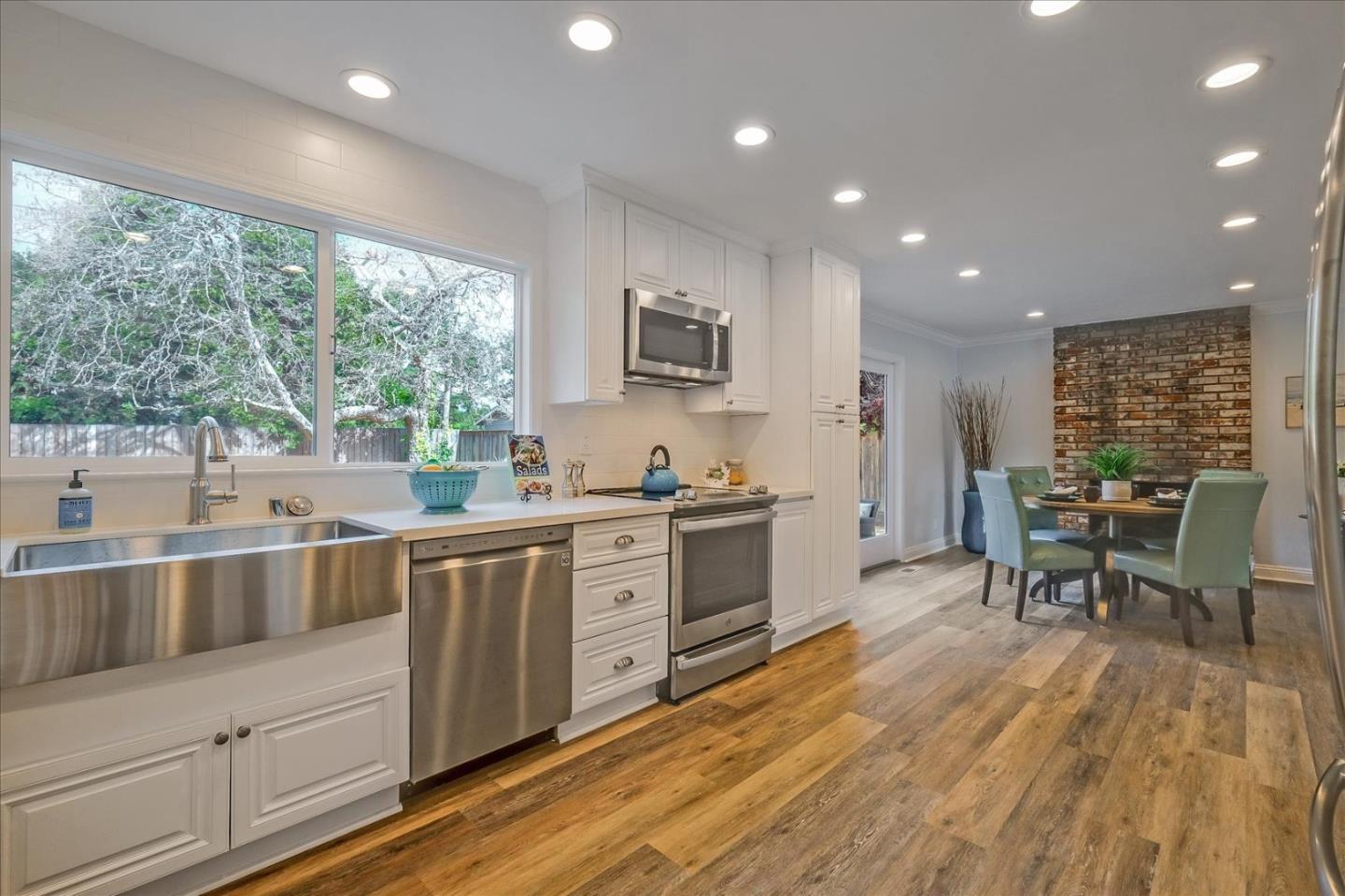 Detail Gallery Image 6 of 40 For 621 Monterey Ave, Capitola,  CA 95010 - 6 Beds | 2/1 Baths