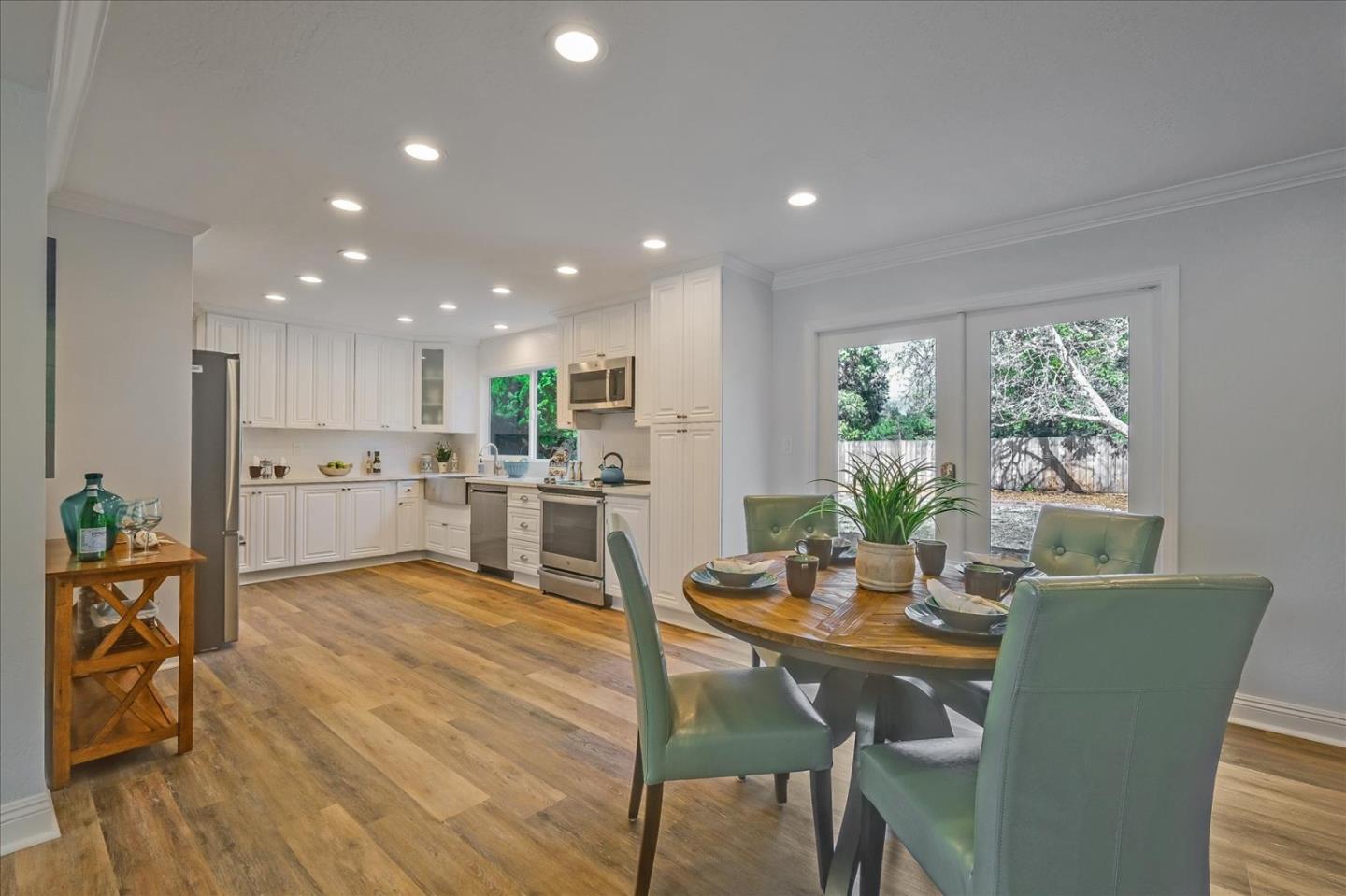 Detail Gallery Image 9 of 40 For 621 Monterey Ave, Capitola,  CA 95010 - 6 Beds | 2/1 Baths