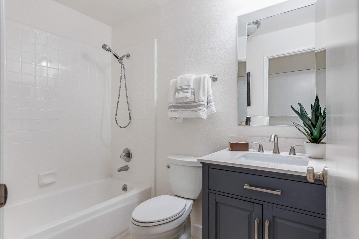 Detail Gallery Image 12 of 33 For 49 Cove Ln, Redwood City,  CA 94065 - 2 Beds | 2 Baths