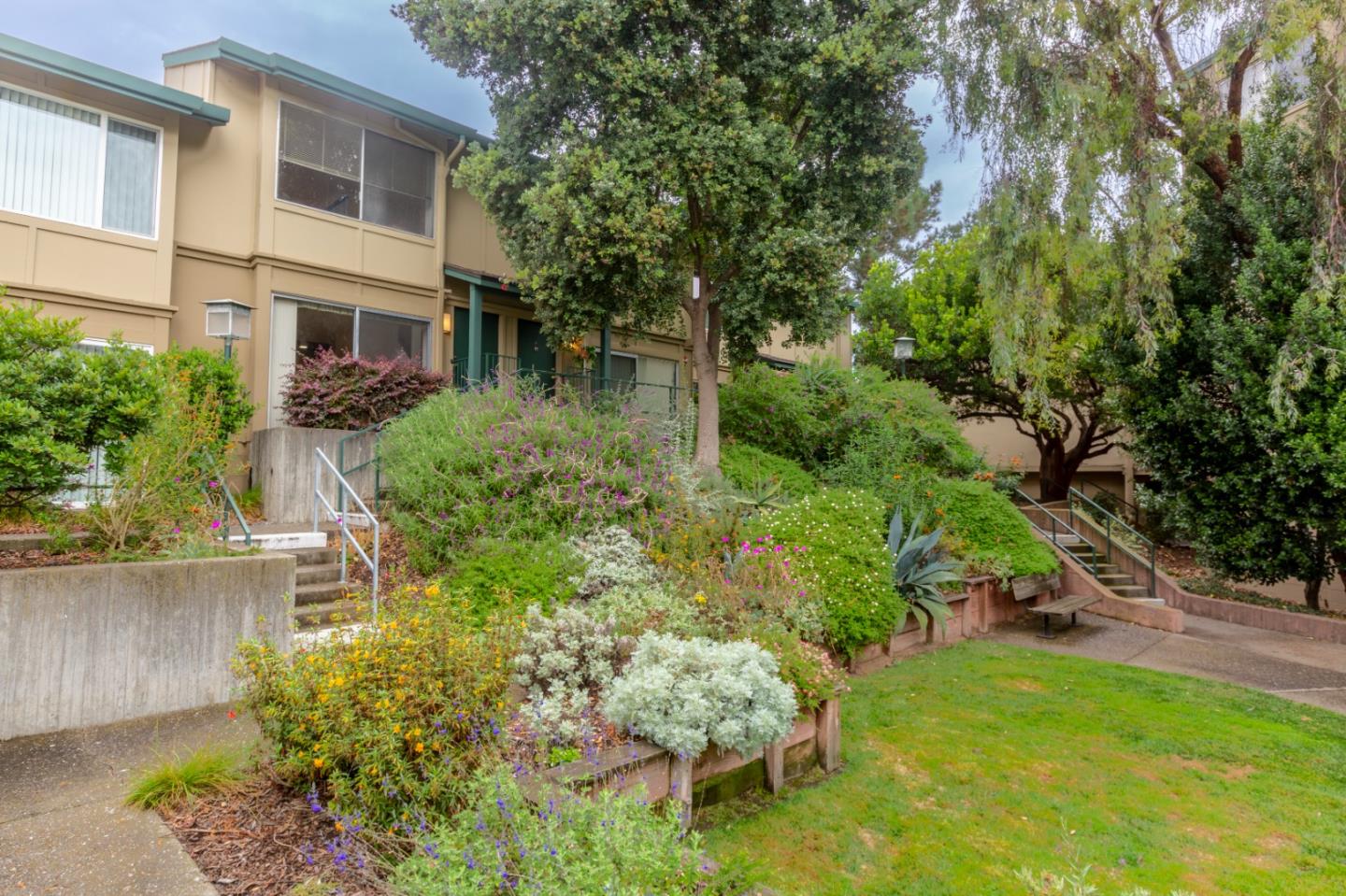 Detail Gallery Image 2 of 19 For 389 Half Moon Ln #12,  Daly City,  CA 94015 - 1 Beds | 1 Baths