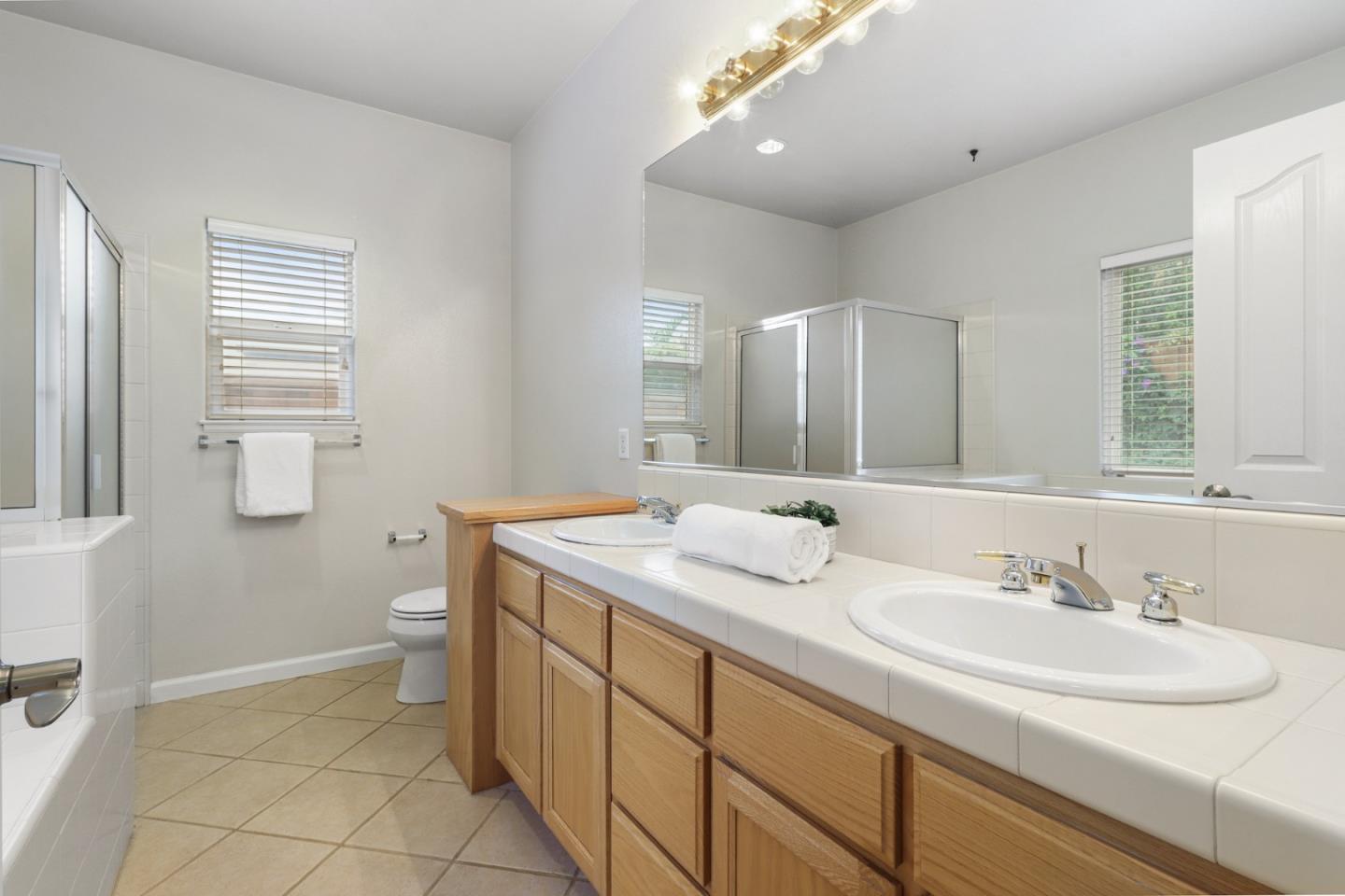 Detail Gallery Image 9 of 26 For 1785 Londonderry Way, Salinas,  CA 93906 - 3 Beds | 2 Baths