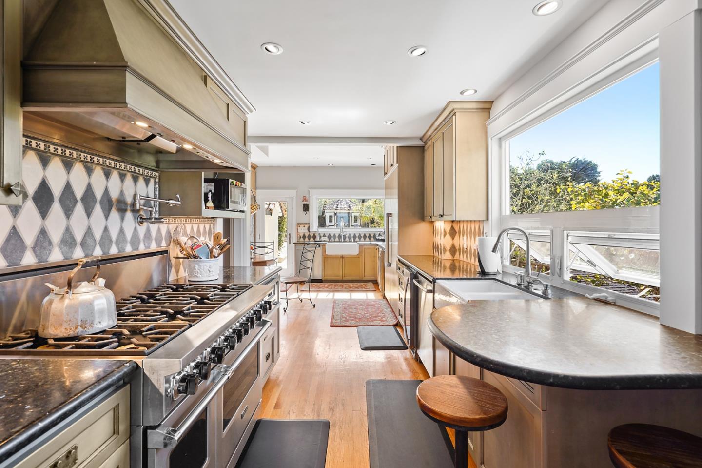 Detail Gallery Image 9 of 36 For 1249 Vancouver Ave, Burlingame,  CA 94010 - 4 Beds | 4 Baths