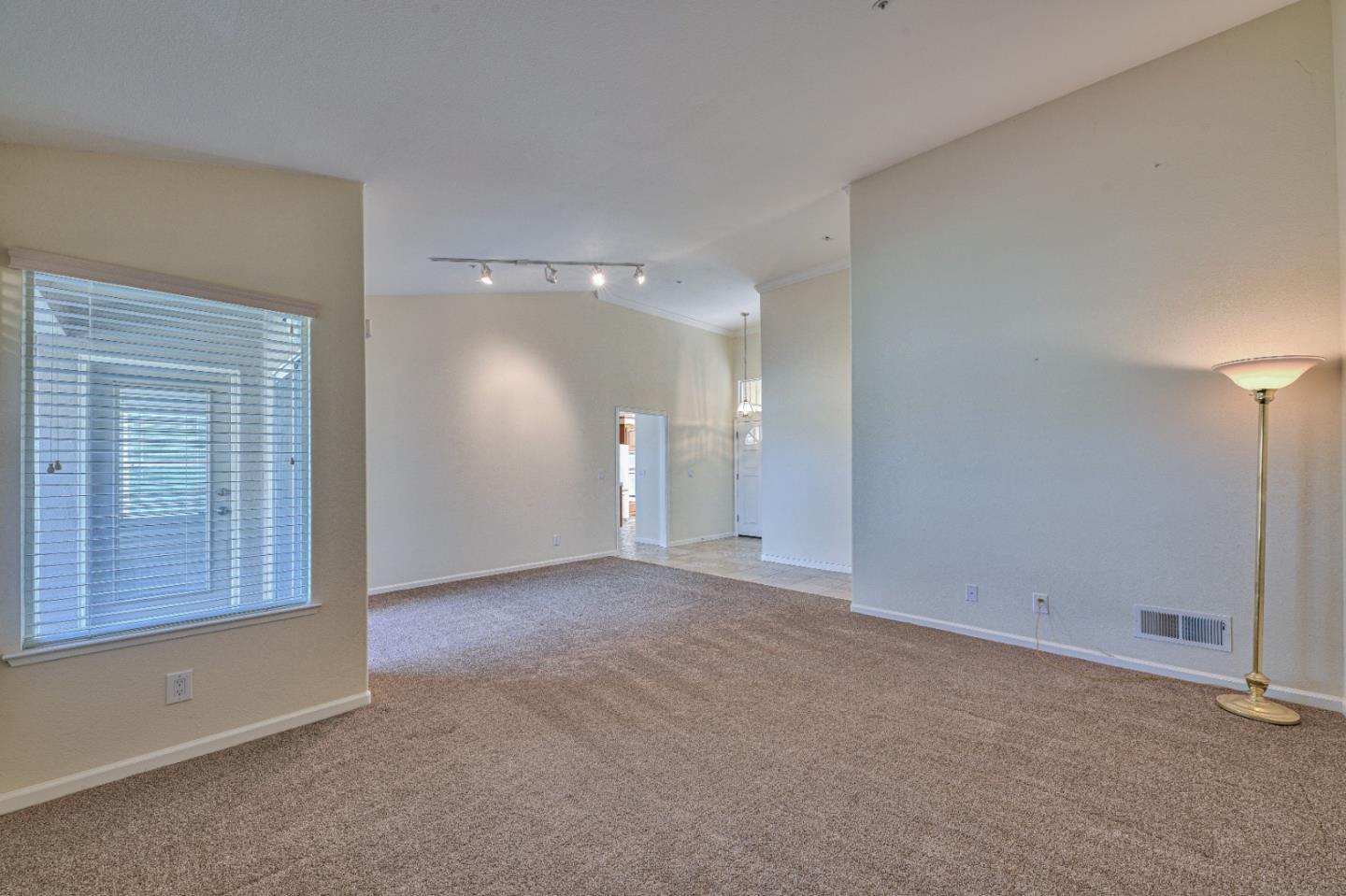 Detail Gallery Image 6 of 33 For 1641 Harrod Way, Salinas,  CA 93906 - 4 Beds | 2 Baths