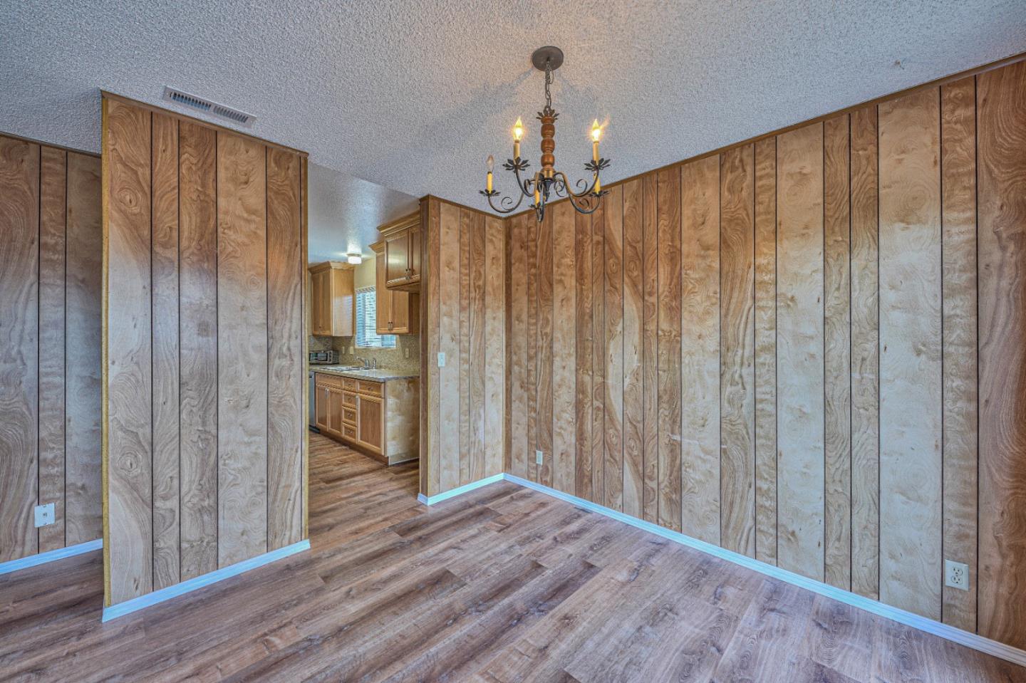 Detail Gallery Image 9 of 31 For 985 Stokes Way, Salinas,  CA 93907 - 3 Beds | 2 Baths