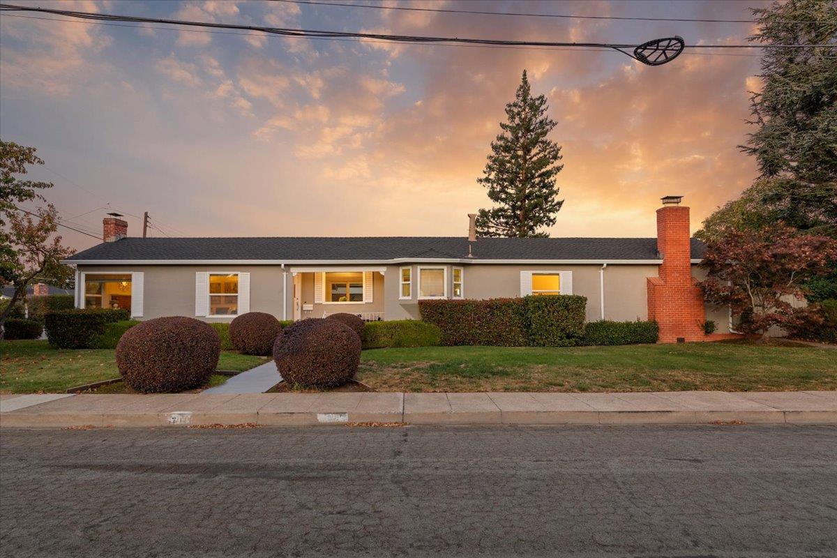 Detail Gallery Image 1 of 1 For 1701 Chestnut St, San Carlos,  CA 94070 - 3 Beds | 2 Baths