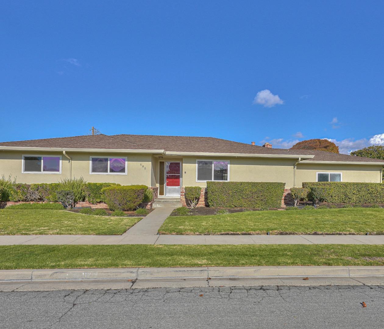 Detail Gallery Image 3 of 26 For 680 San Leandro Way, Salinas,  CA 93901 - 3 Beds | 2 Baths