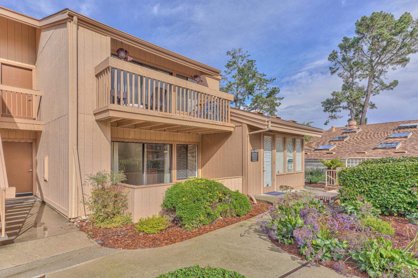 Detail Gallery Image 1 of 35 For 300 Glenwood Cir #154,  Monterey,  CA 93940 - 2 Beds | 1 Baths