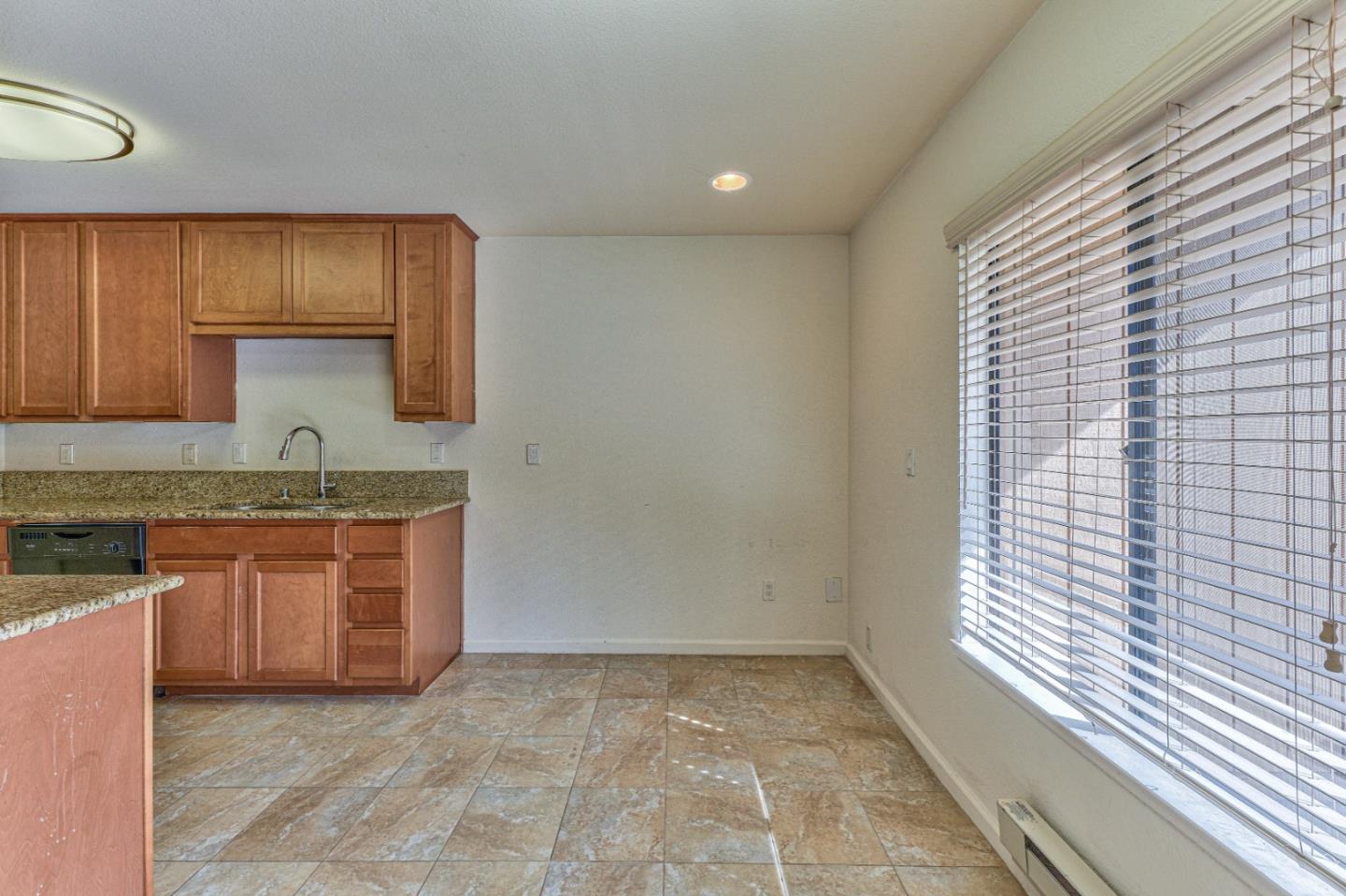 Detail Gallery Image 10 of 35 For 300 Glenwood Cir #154,  Monterey,  CA 93940 - 2 Beds | 1 Baths