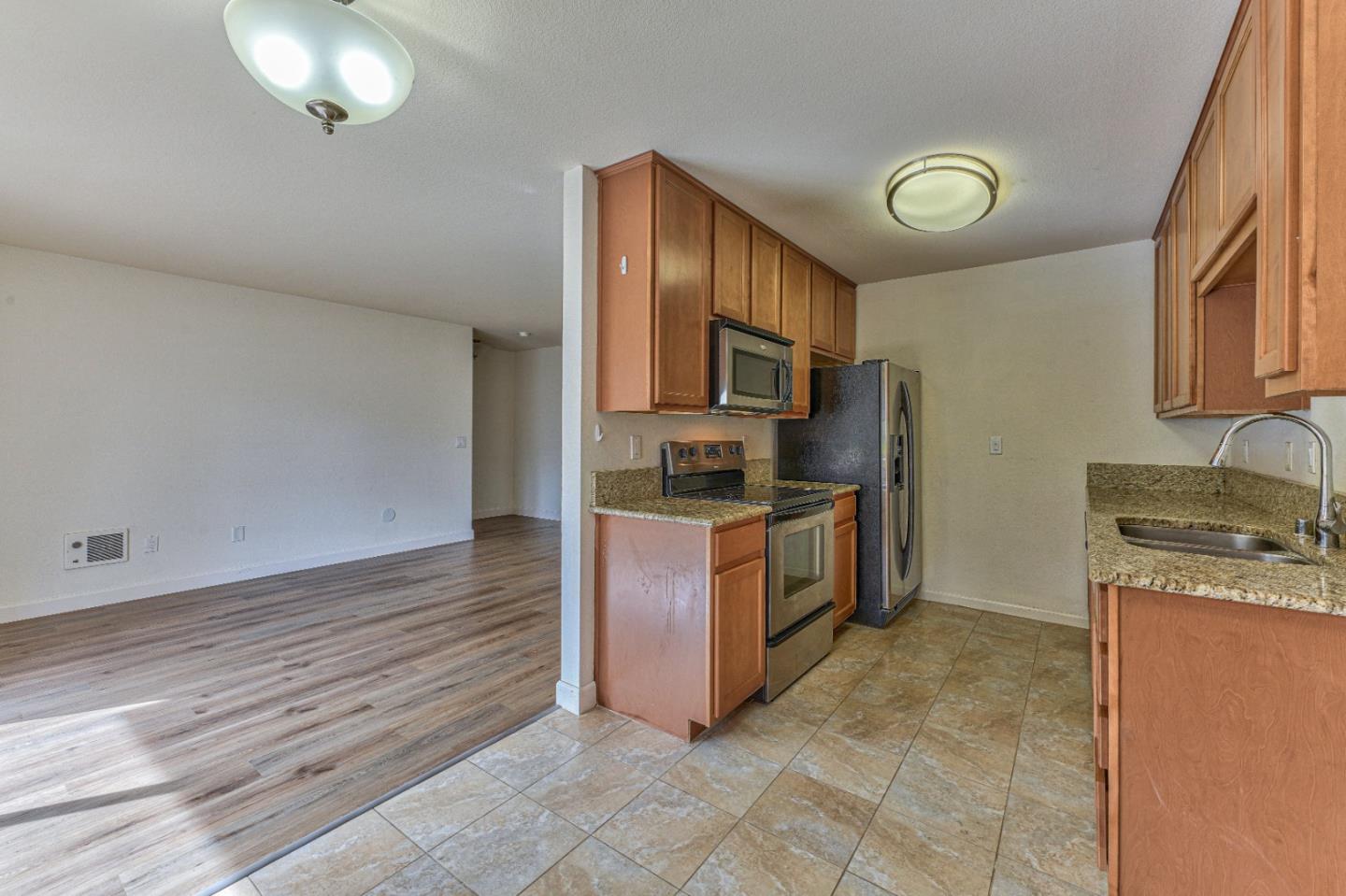 Detail Gallery Image 12 of 35 For 300 Glenwood Cir #154,  Monterey,  CA 93940 - 2 Beds | 1 Baths