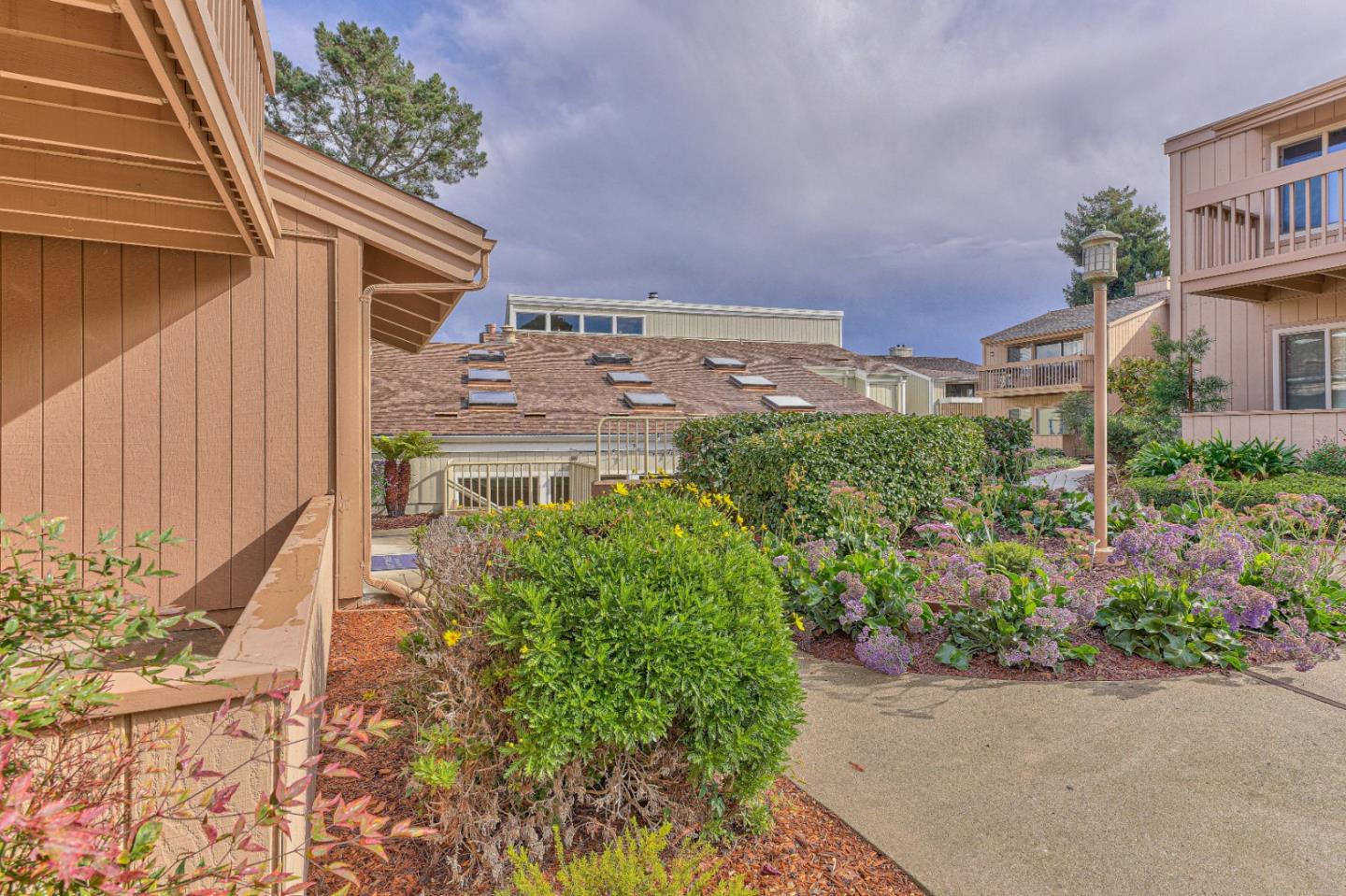 Detail Gallery Image 2 of 35 For 300 Glenwood Cir #154,  Monterey,  CA 93940 - 2 Beds | 1 Baths