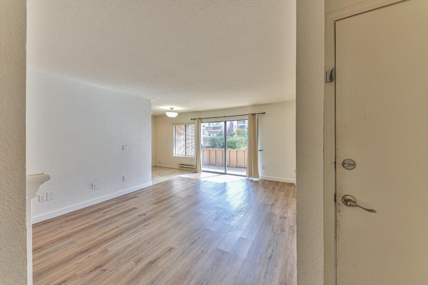 Detail Gallery Image 4 of 35 For 300 Glenwood Cir #154,  Monterey,  CA 93940 - 2 Beds | 1 Baths