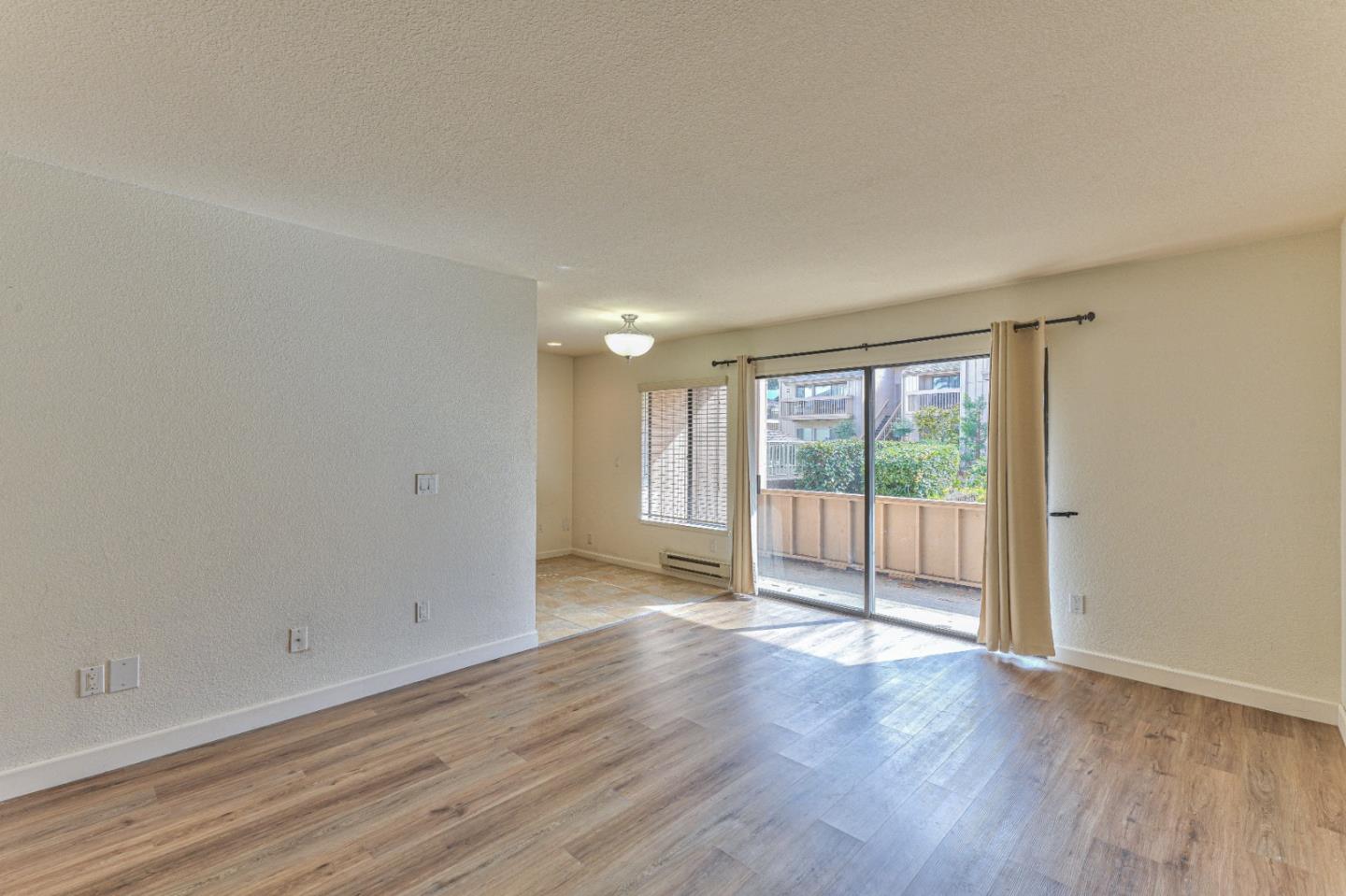 Detail Gallery Image 5 of 35 For 300 Glenwood Cir #154,  Monterey,  CA 93940 - 2 Beds | 1 Baths
