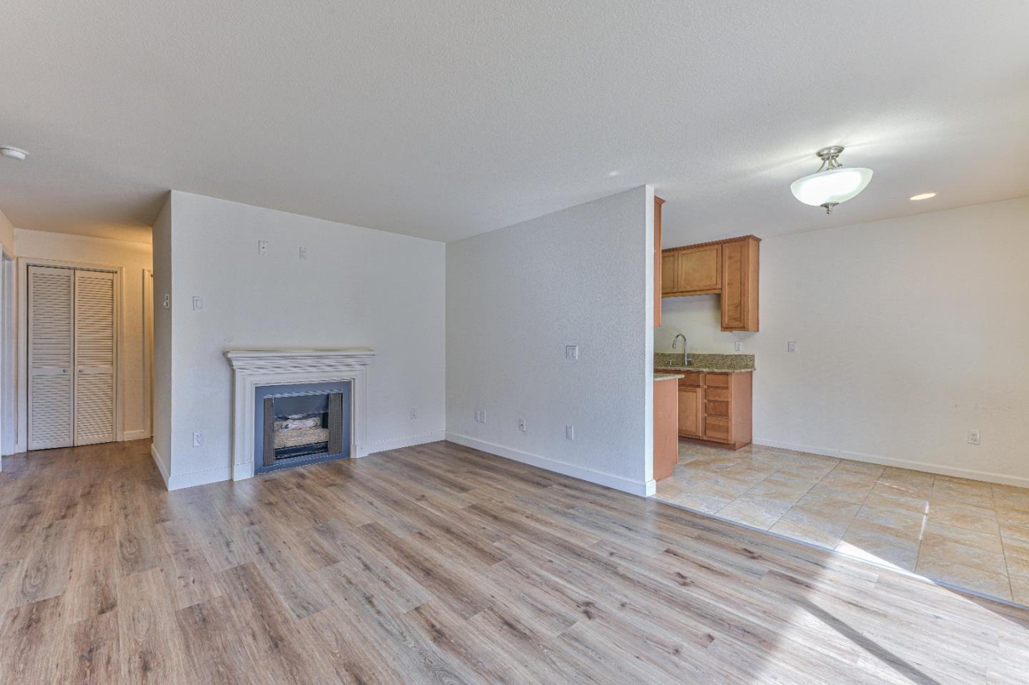 Detail Gallery Image 9 of 35 For 300 Glenwood Cir #154,  Monterey,  CA 93940 - 2 Beds | 1 Baths