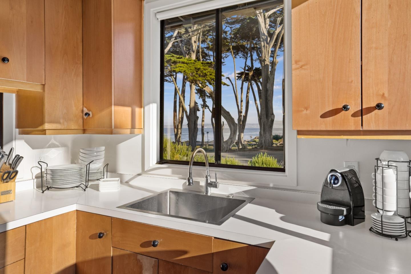 Detail Gallery Image 7 of 41 For 10 Esplanade St, Pacific Grove,  CA 93950 - 4 Beds | 2 Baths