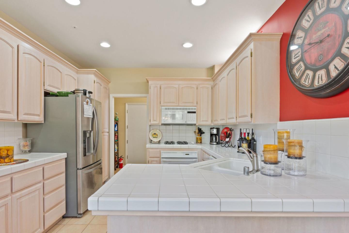 Detail Gallery Image 11 of 28 For 212 Montclair Ln, Salinas,  CA 93906 - 3 Beds | 2/1 Baths