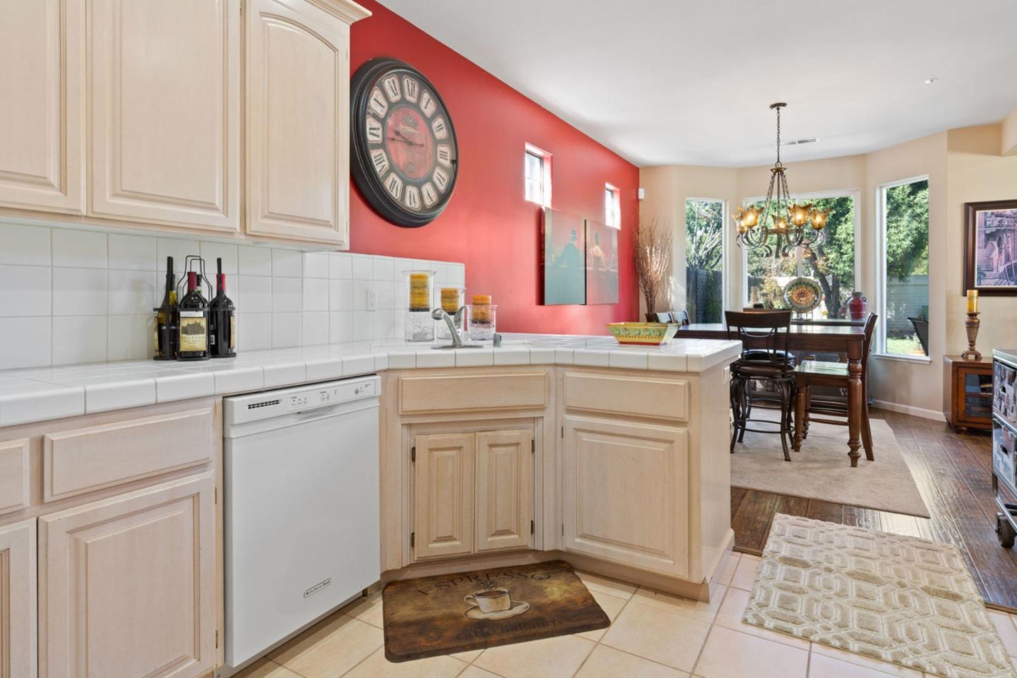 Detail Gallery Image 12 of 28 For 212 Montclair Ln, Salinas,  CA 93906 - 3 Beds | 2/1 Baths