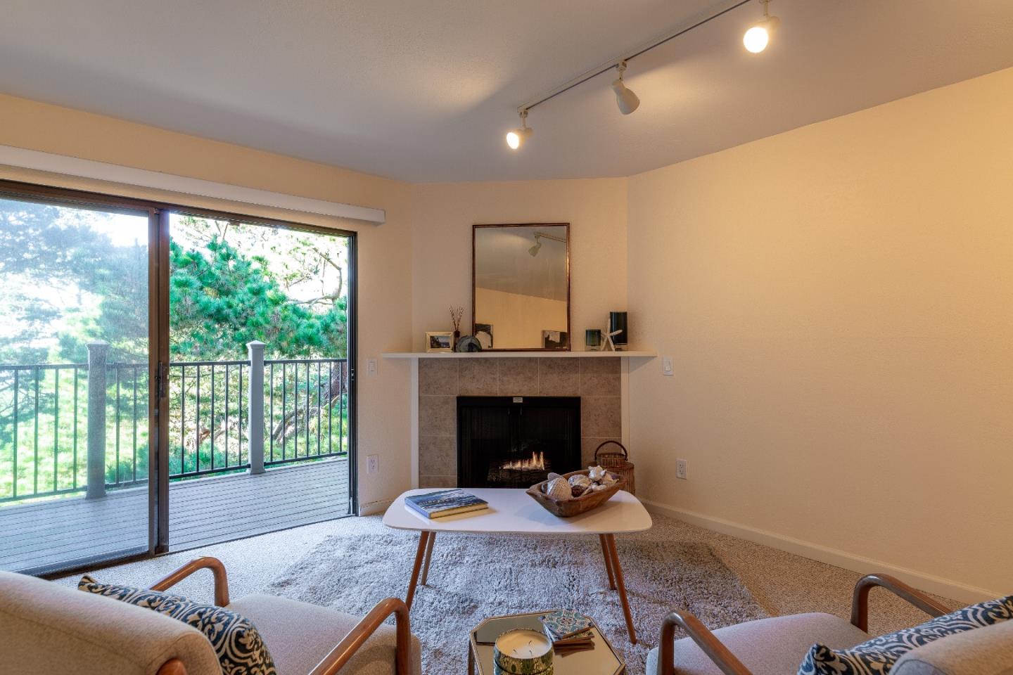 Detail Gallery Image 4 of 20 For 250 Forest Ridge Rd #21,  Monterey,  CA 93940 - 2 Beds | 2 Baths