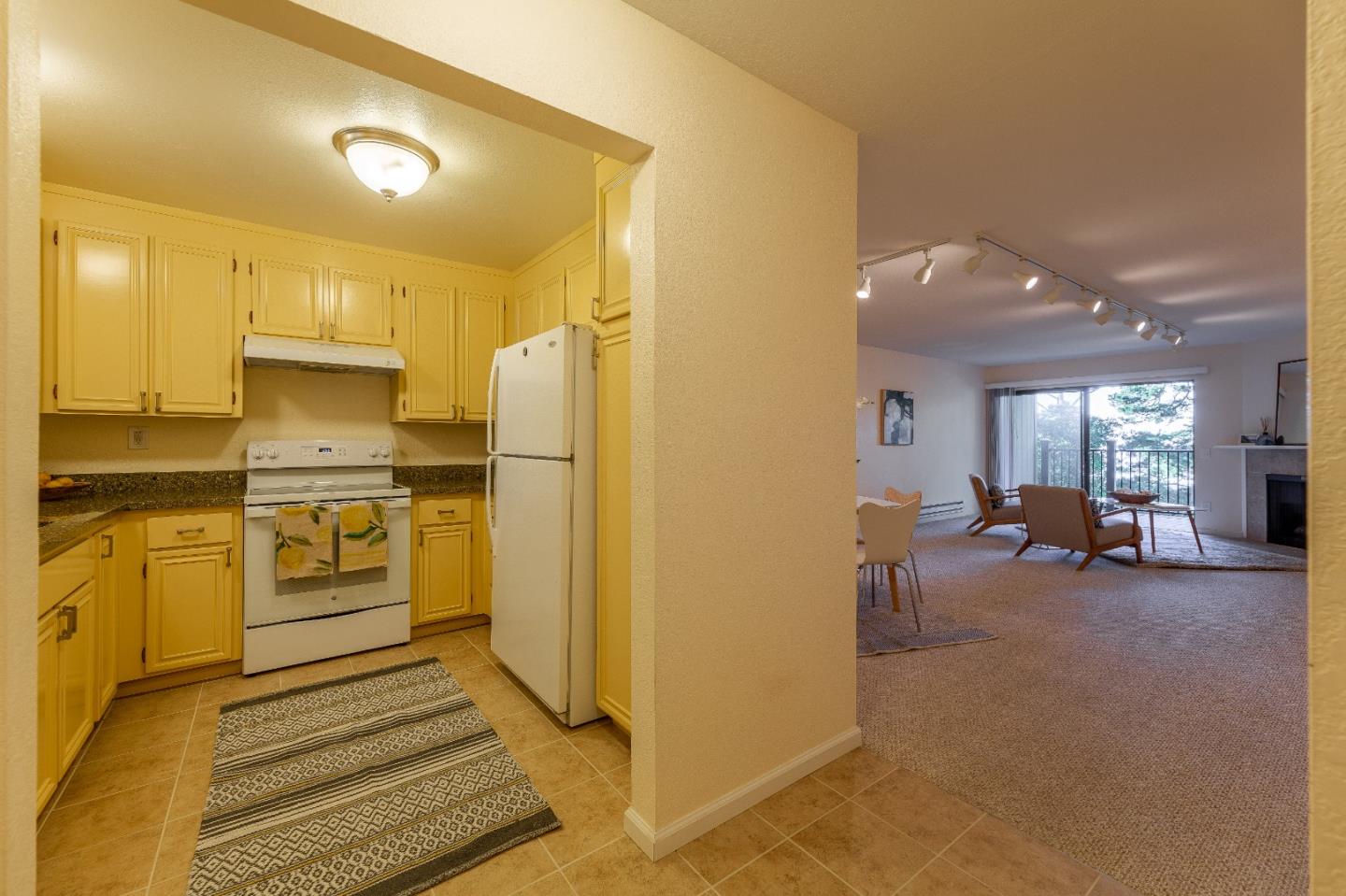 Detail Gallery Image 7 of 20 For 250 Forest Ridge Rd #21,  Monterey,  CA 93940 - 2 Beds | 2 Baths