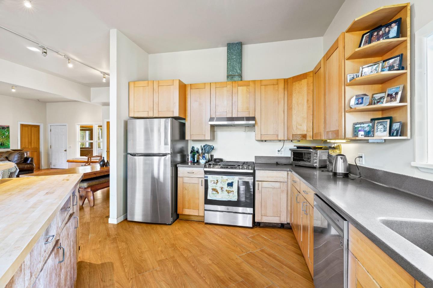 Detail Gallery Image 8 of 28 For 320 Water Ln, Pescadero,  CA 94060 - 2 Beds | 2 Baths