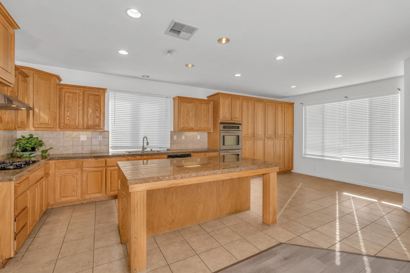 Detail Gallery Image 13 of 38 For 2061 Palermo Dr, Los Banos,  CA 93635 - 4 Beds | 2/1 Baths