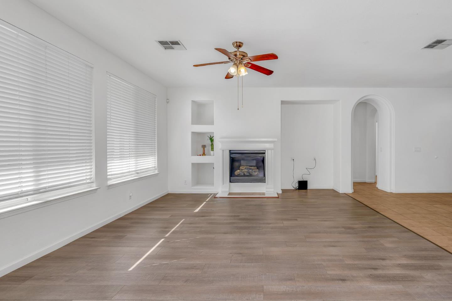 Detail Gallery Image 9 of 38 For 2061 Palermo Dr, Los Banos,  CA 93635 - 4 Beds | 2/1 Baths