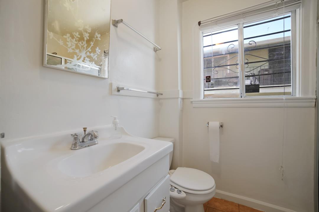 Detail Gallery Image 11 of 32 For 2276 35th Ave, Oakland,  CA 94601 - 3 Beds | 2/1 Baths