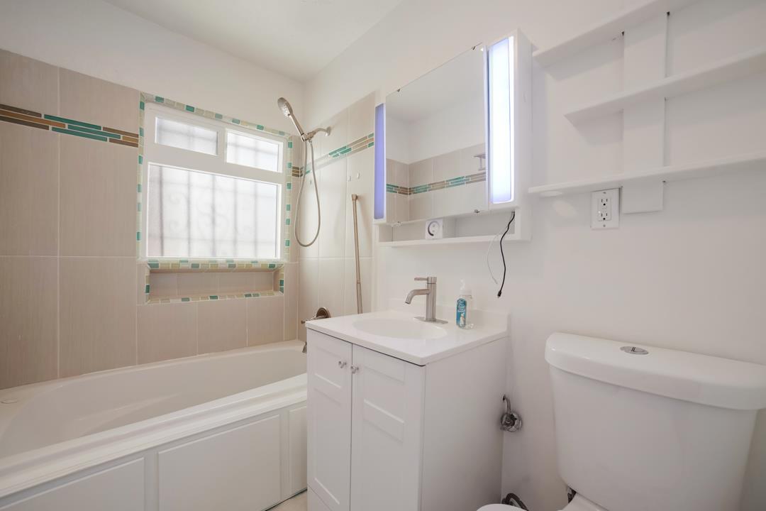 Detail Gallery Image 9 of 32 For 2276 35th Ave, Oakland,  CA 94601 - 3 Beds | 2/1 Baths