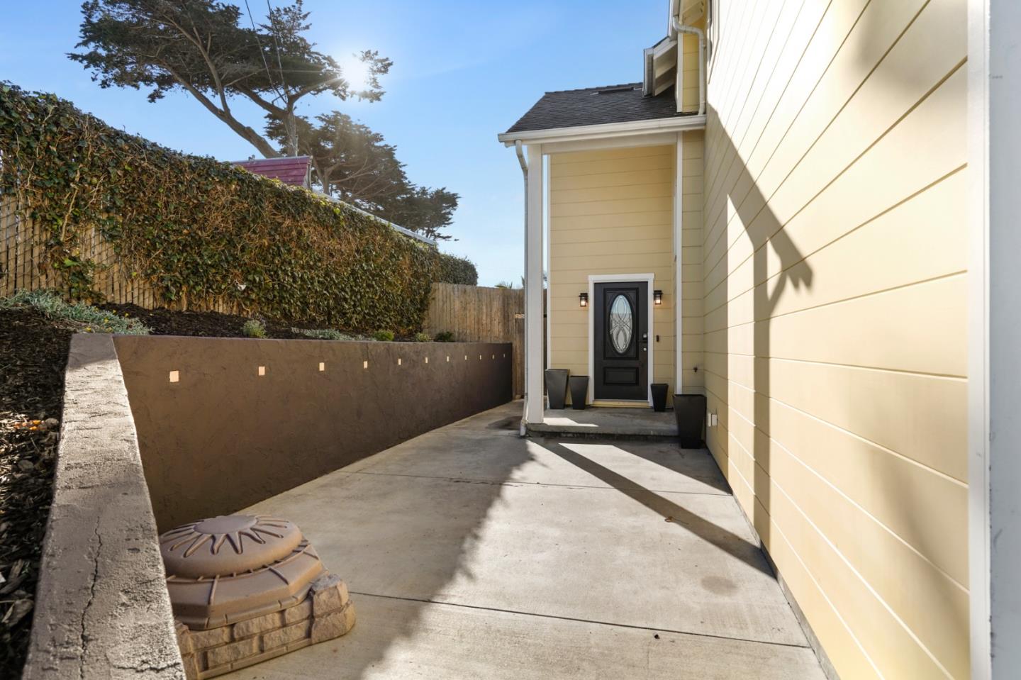 Detail Gallery Image 3 of 51 For 112 Bella Vista Ave, Pacifica,  CA 94044 - 3 Beds | 2/1 Baths