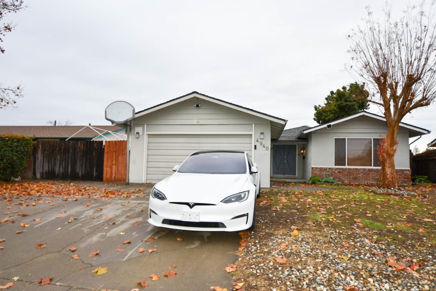Detail Gallery Image 1 of 14 For 4940 Dingman Cir, Sacramento,  CA 95823 - 3 Beds | 2 Baths