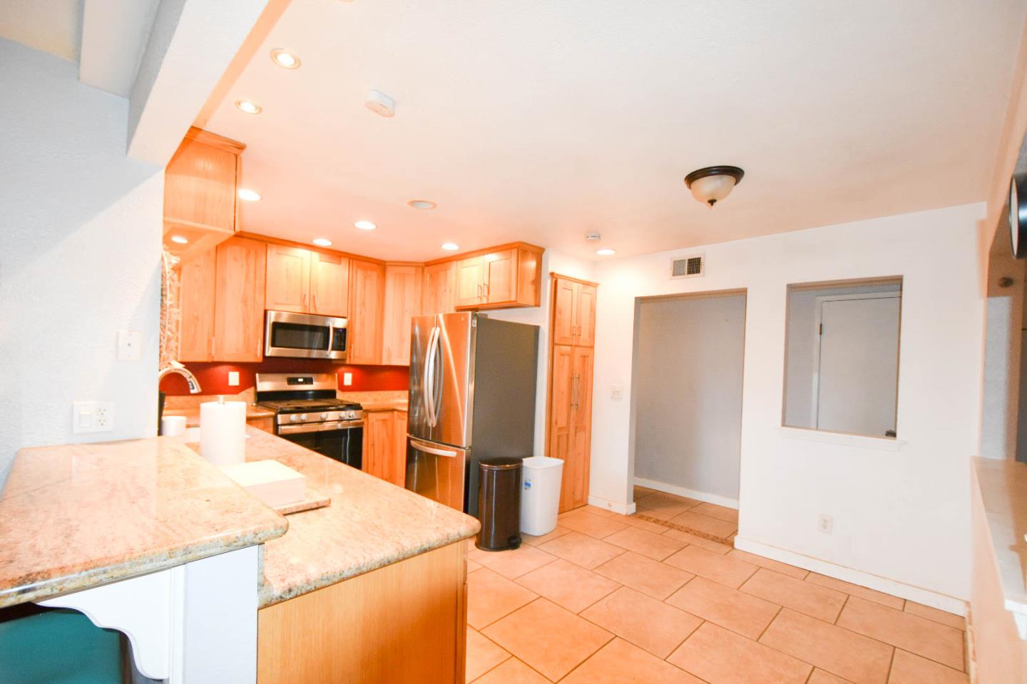 Detail Gallery Image 4 of 14 For 4940 Dingman Cir, Sacramento,  CA 95823 - 3 Beds | 2 Baths